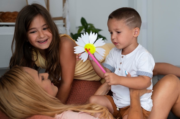 Eltern verbringen Zeit mit ihren Kindern