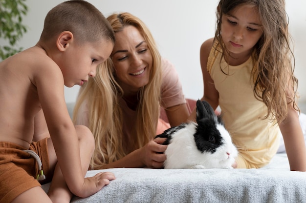 Kostenloses Foto eltern verbringen zeit mit ihren kindern