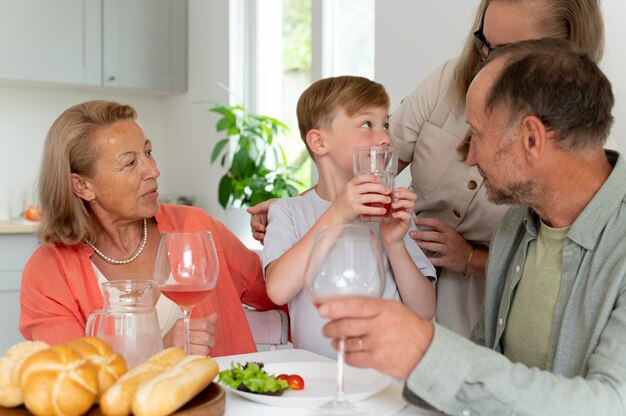 Eltern verbringen Zeit mit ihrer Tochter und ihrem Enkel