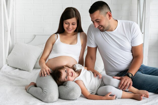 Eltern verbringen Zeit mit ihrer Tochter