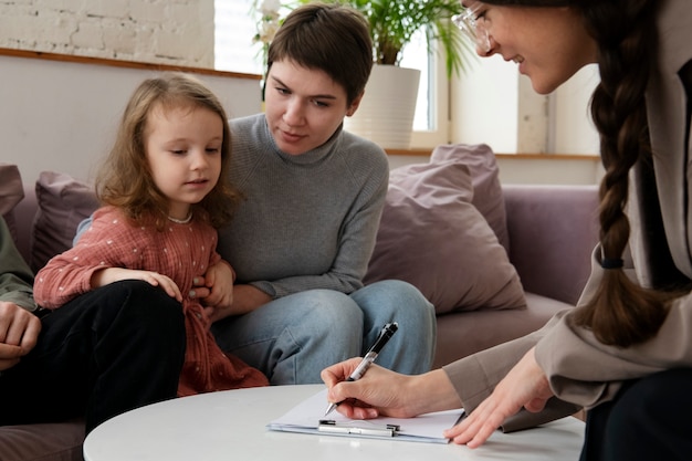 Elternteil und Kind sprechen mit Psychologen