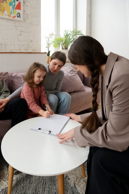 Elternteil und Kind sprechen mit Psychologen