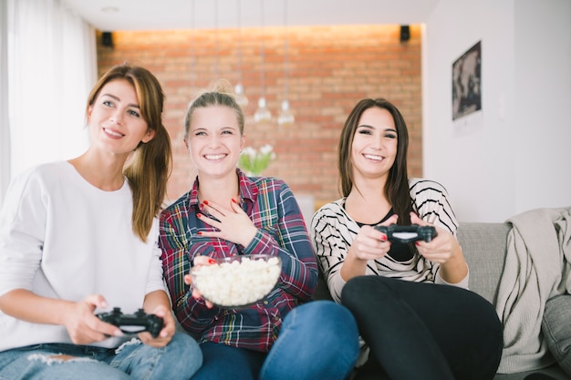 Kostenloses Foto emotionale frauen, die spiel spielen und popcorn haben