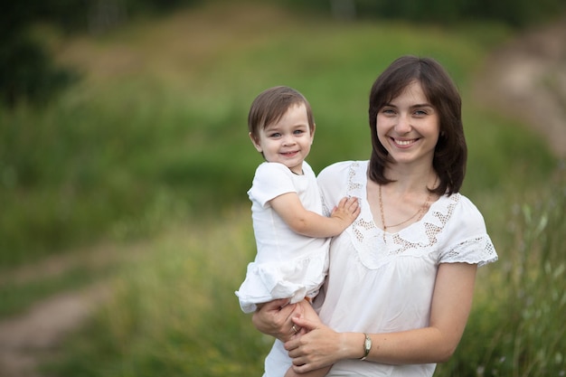 Emotionale Mutter mit Tochter in der Mutterschaft der Arme