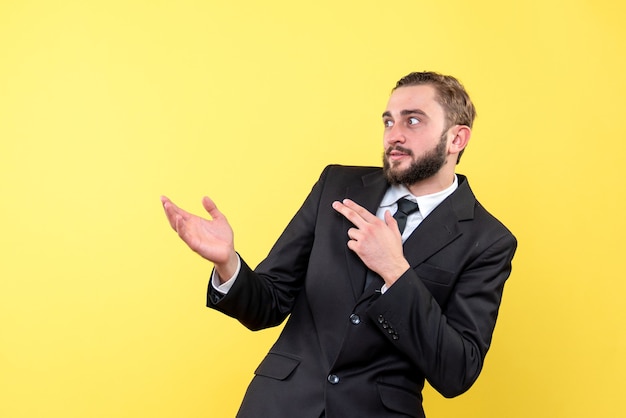 Kostenloses Foto emotionaler junger mann mit überraschtem gesichtsausdruck