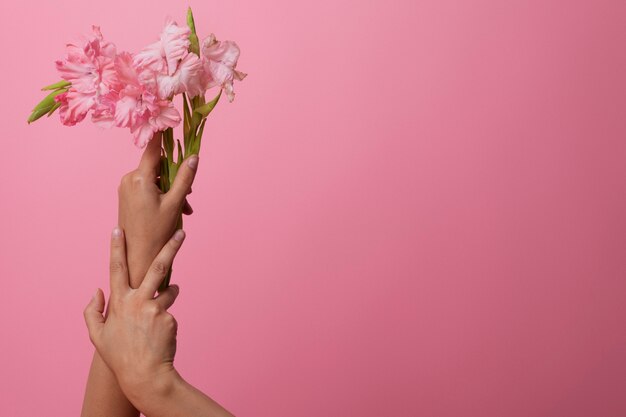 Empfindliche Hand mit schöner Blume