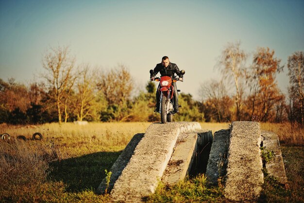 Enduro-Rennfahrer sitzt auf seinem Motorrad