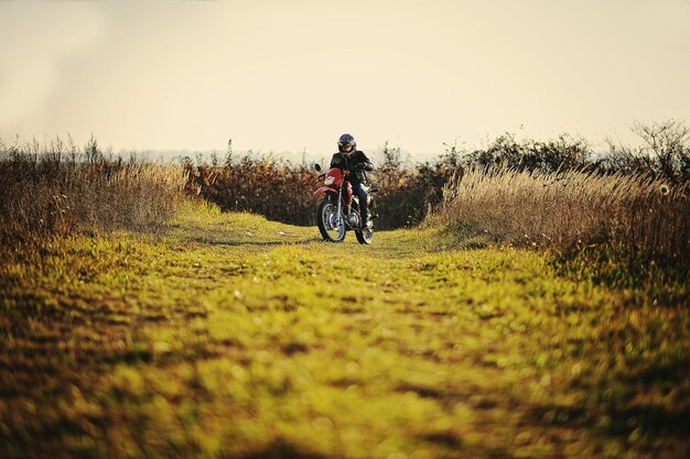 Enduro-Rennfahrer sitzt auf seinem Motorrad