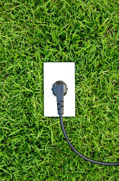 Energiekonzept Auslass in frischem grünen Gras Frühjahr