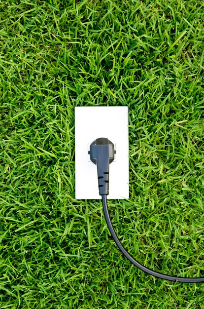 Energiekonzept Auslass in frischem grünen Gras Frühjahr
