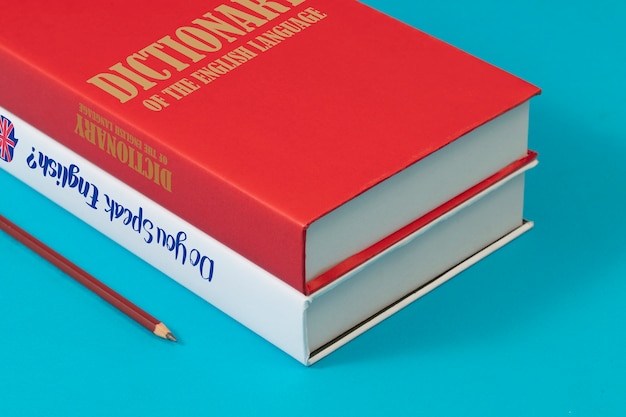 Englische Bücher auf blauem Hintergrund hoher Winkel
