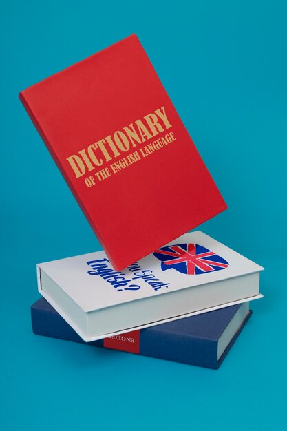 Englisches Wörterbuch und Bücher auf blauem Hintergrund
