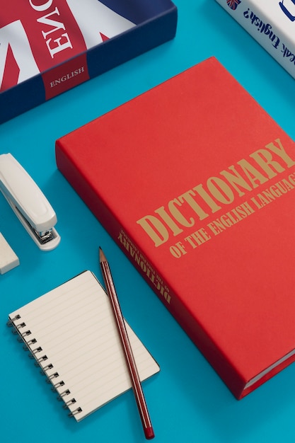 Kostenloses Foto englisches wörterbuch und notizbuch des hohen winkels