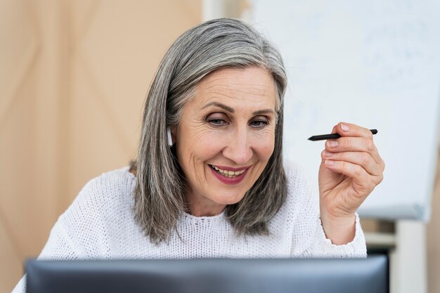 Englischlehrerin macht ihren Unterricht am Laptop