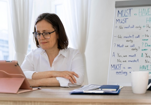 Englischlehrerin macht ihren Unterricht mit einem Whiteboard