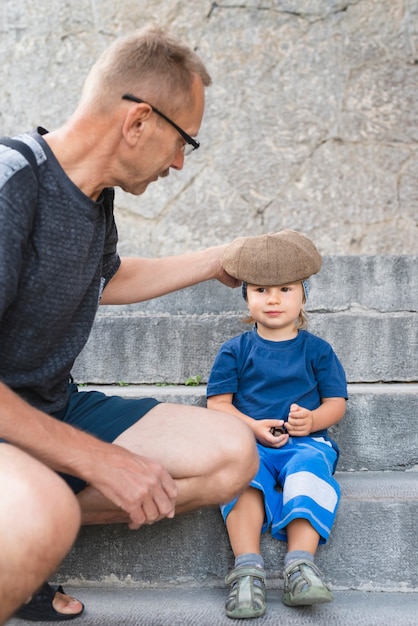 Enkel auf der Treppe mit Opa