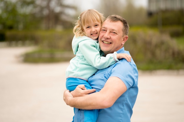 Enkelin und Großvater im Park