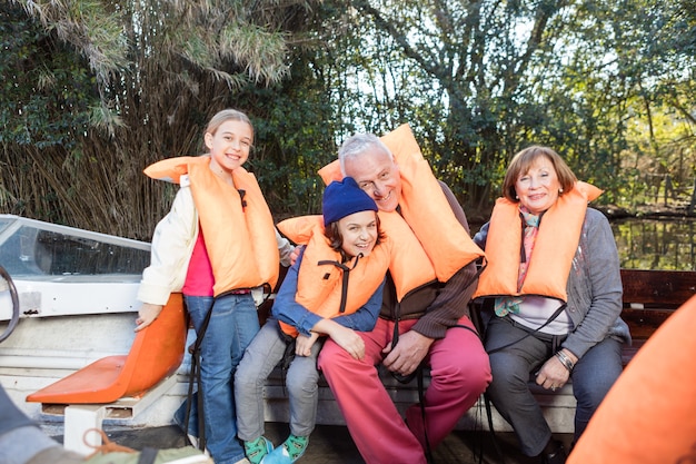 Kostenloses Foto enkelkinder und großeltern die bootsfahrt genießen