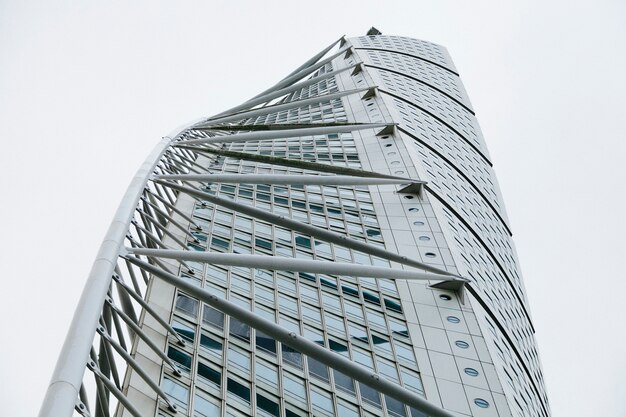 Enormes modernes Gebäude des Wolkenkratzers