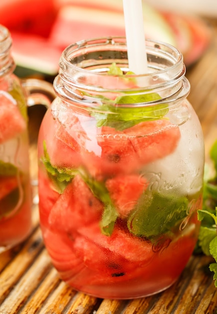 Entgiftungswasser mit Wassermelone und Minze