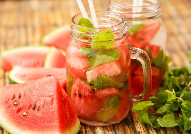 Entgiftungswasser mit Wassermelone und Minze