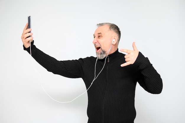 Enthusiast reifer Mann, der am Telefon spricht