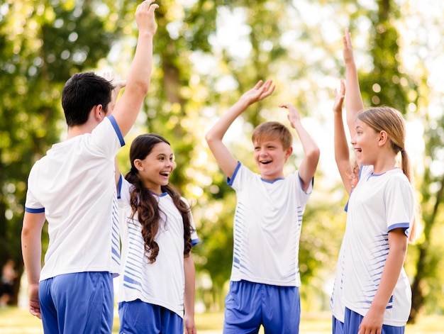 Enthusiast-team, das sich bereit macht, fußball zu spielen