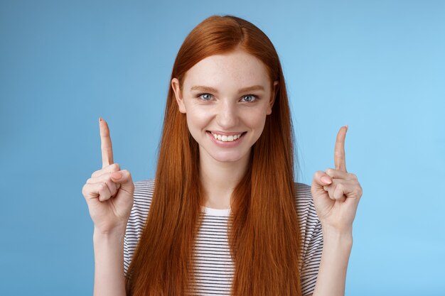 Entschlossene gut aussehende rothaarige Studentin geben College endgültige Entscheidung ein und zeigt nach oben erhobenen Zeigefinger selbstbewusst lächelnde weiße Zähne schauen Kamera durchsetzungsfähig und geben Empfehlung, was wählen.