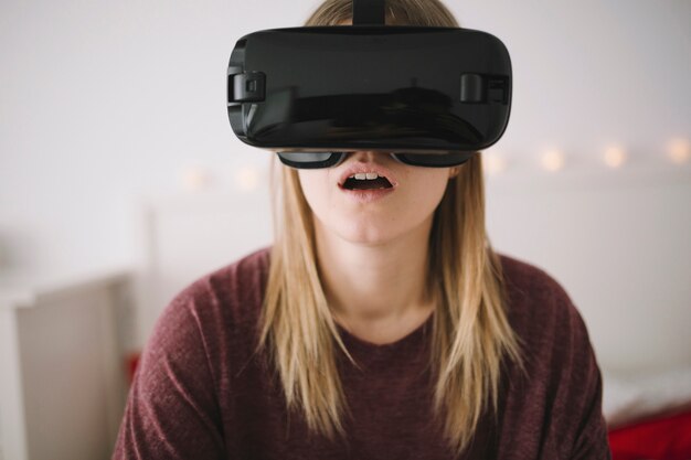 Entsetzte Frau, die VR-Gläser trägt