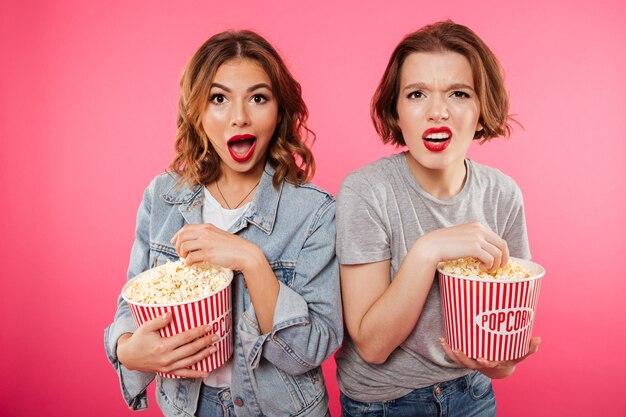 Entsetzte Freundinnen, die Popcornuhrfilm essen