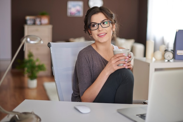 Entspannen mit laptop und tasse kaffee