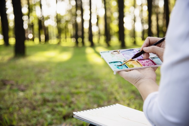 Entspannen Sie sich Frauenmalerei-Aquarellkunstwerk in der grünen Gartenwaldnatur