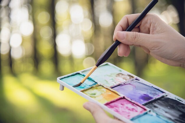 Entspannen Sie sich Frauenmalerei-Aquarellkunstwerk in der grünen Gartenwaldnatur