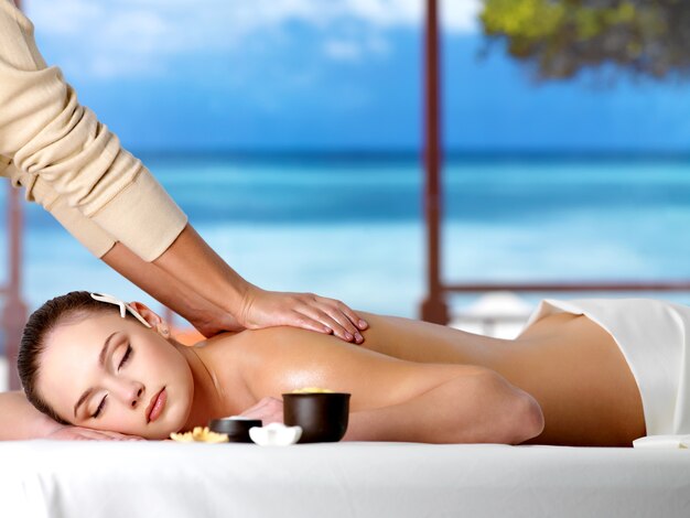Entspannende Frau in einem Resort mit gesunder Massage im Spa