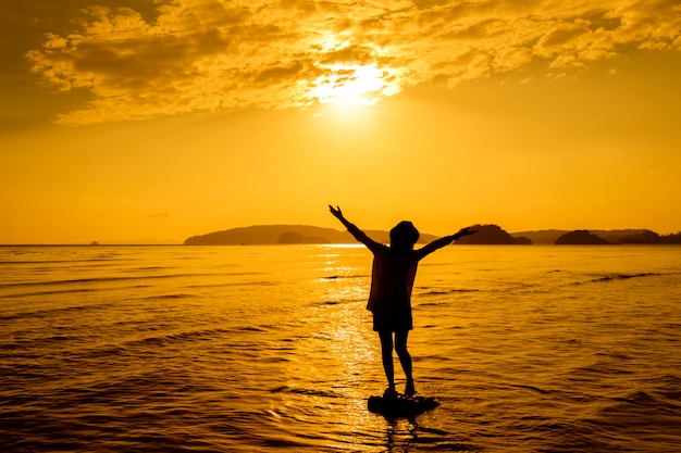 Entspannende Frau springt Meer am Strand