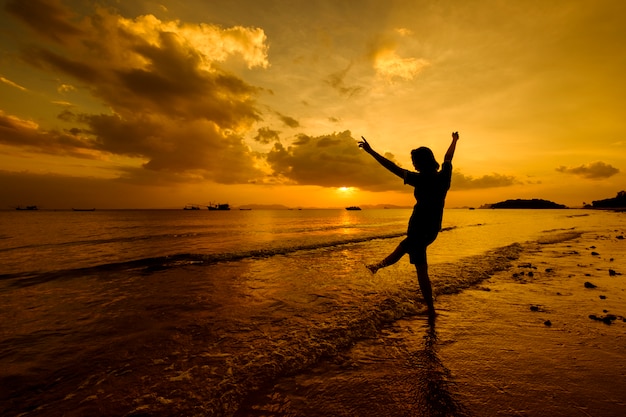 Entspannende Frau springt Meer am Strand