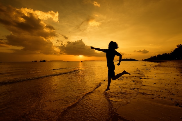 Entspannende Frau springt Meer am Strand