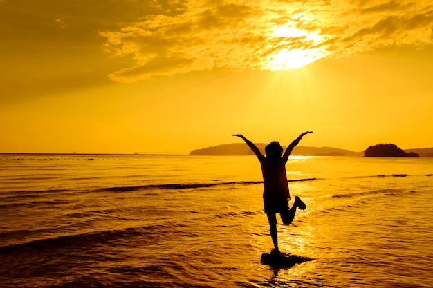 Entspannende Frau springt Meer am Strand