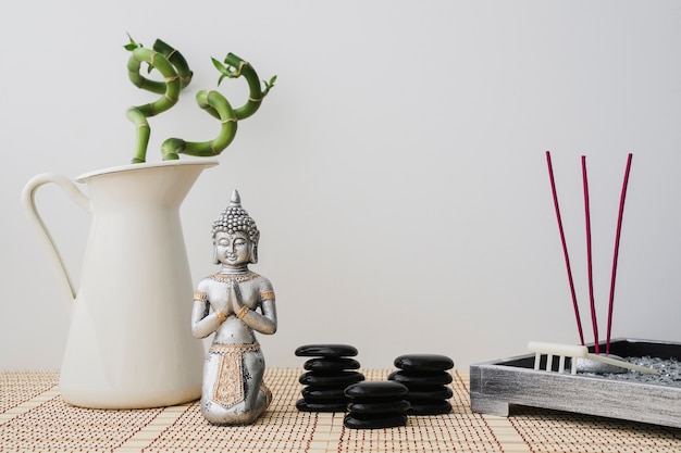 Kostenloses Foto entspannende komposition mit buddha-figur