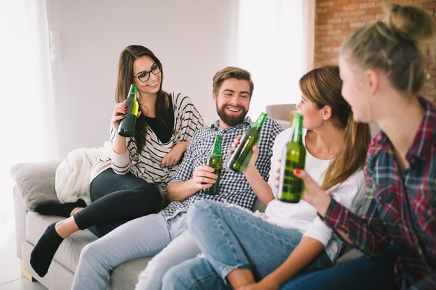 Entspannende Leute, die zusammen Biere genießen