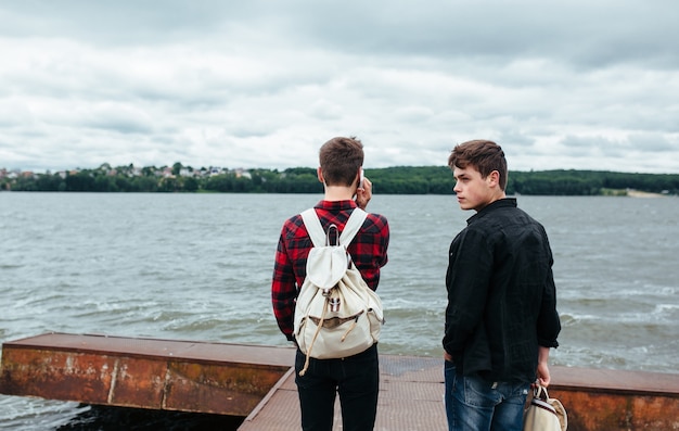 Entspannt Jungs auf dem Pier