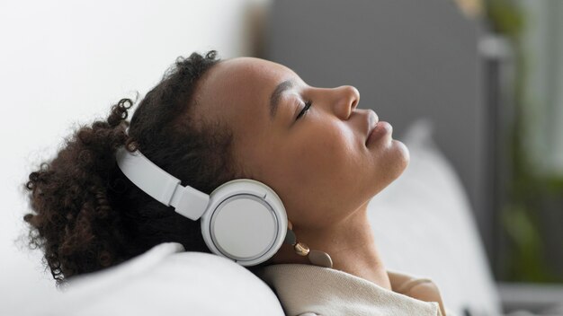 Entspannte Frau mit Kopfhörern