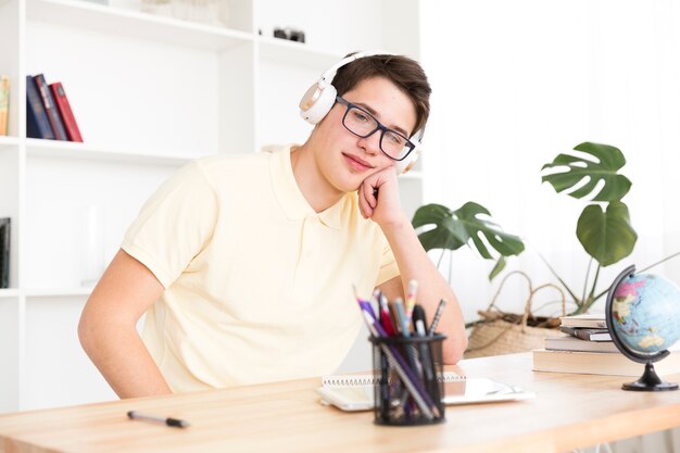 Entspannter Student, der in den Kopfhörern sitzt