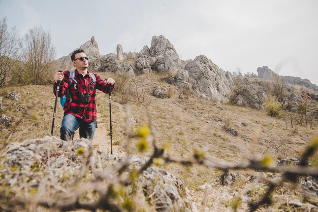 Entspannter Wanderer mit Sonnenbrille