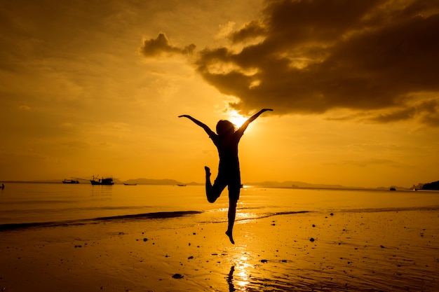 Entspannung Frau sucht Meer am Strand