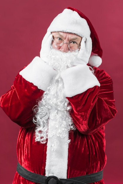 Kostenloses Foto enttäuscht santa claus mit den händen auf den kopf