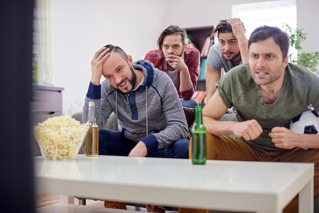 Enttäuschte Männer beim Fußballspiel