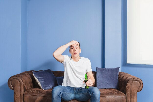 Enttäuschter Fußballfan auf Couch