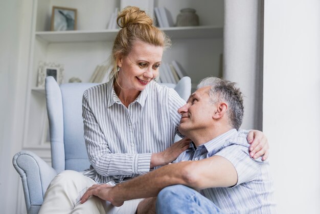 Entzückende ältere Paare in der Liebe zuhause
