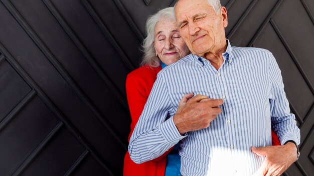 Entzückende ältere Paare in der Liebe
